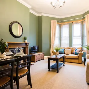Stylish 2 Bed Apartment, 10 Min Walk To City Centre With Dedicated Parking Space Apartment Cardiff